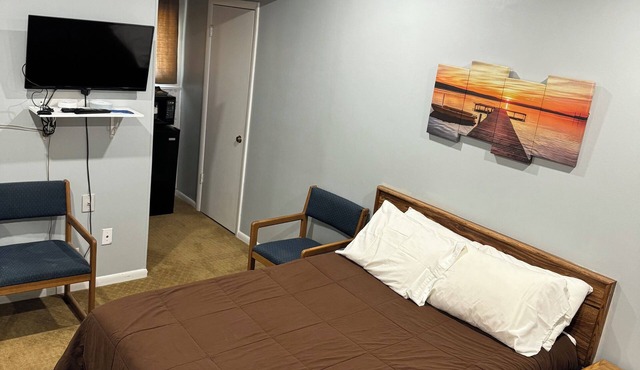 Fins N Feathers Lodge - One Queen Bed in Downs