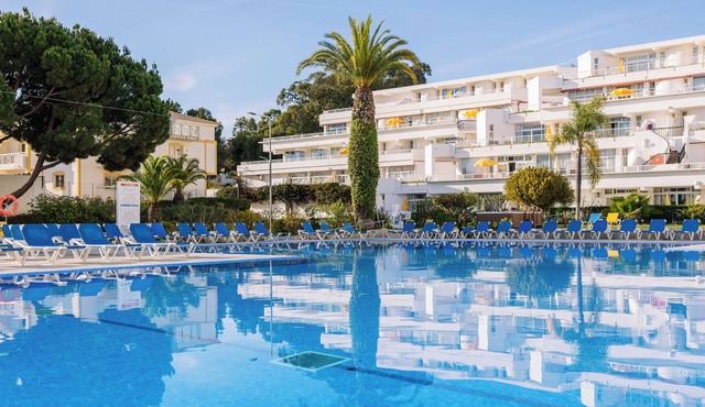 First-Class Service in Praia da Oura! 1BR Apartment w/Kitchenette | 3 Units