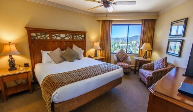 Forest-Facing Villa: 4 Rooms, Pools, Sports Courts & Arcade Fun in Stateline