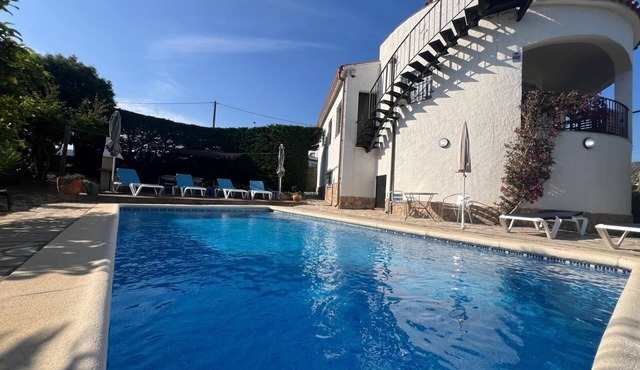 Fully Air Conditioned 4 double Bedroom Family Villa with Swimming Pool/Gardens in Calonge