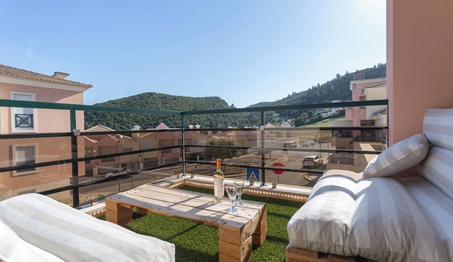 Gorgeous 4-bedroom apartment in Sesimbra with stunning ocean views