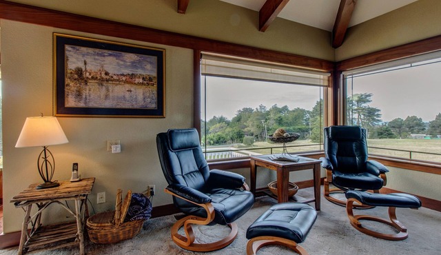 Gorgeous Home with a Deck & Garden - Walk to the Beach & Lighthouse in Mendocino