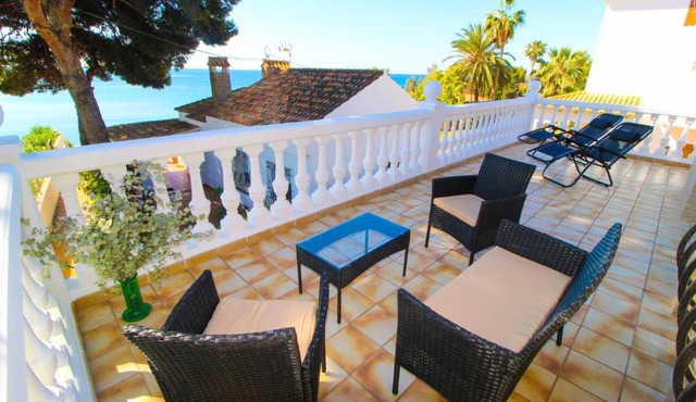 Great villa, Sea views, 20 secs walk to the beach, BBQ, 9 people, 5 mins car from Alicante city center, sailing club 3 mins walk in Alicante