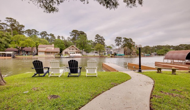 Grills & Boat Dock: ‘Comfy Cove’ on Lake Conroe in Montgomery