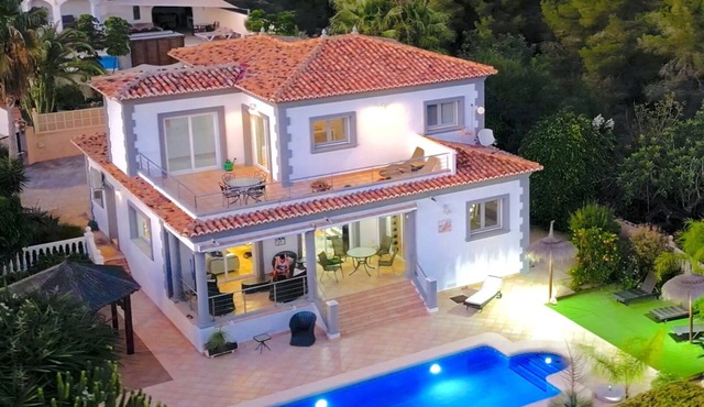 High Quality Villa, 39 Five STAR REVIEWS, Beach 5 min drive, Heated Pool.