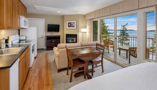 Hillside Deluxe Two King Suite in Eastsound