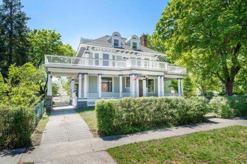 Historic Manor with 8 BDRMS 9 BATHS & 3 Kitchens in Spokane