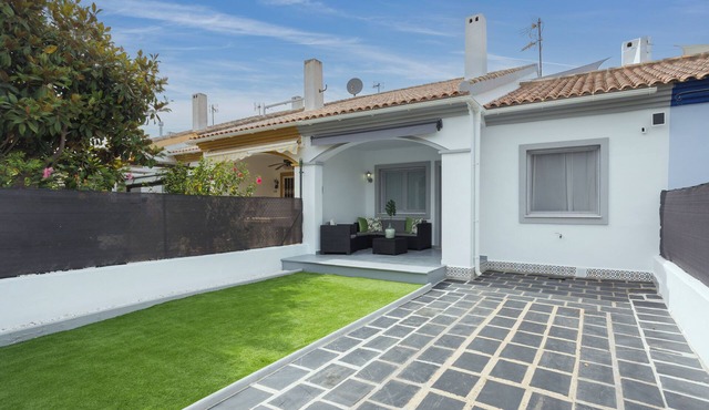 Holiday Home 'Mediterranean Breeze Beach House' with Private Terrace, Wi-Fi and Air Conditioning