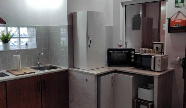 Homerez - Air-Conditioned House in Redondo - Modern Comfort in Redondo
