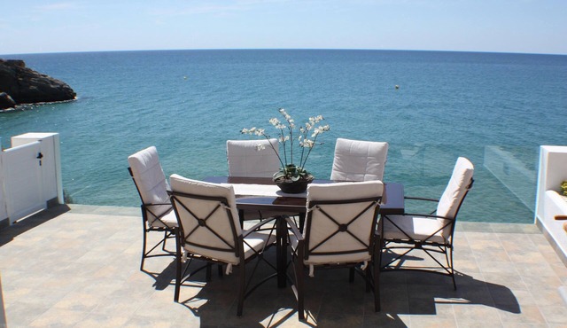 HOUSE ON A CLIFF, BEACH AT 30 M, SATELLITE TV, WIFI, PARKING AND SWIMMING POOL