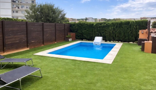 House with pool and parking, near beach