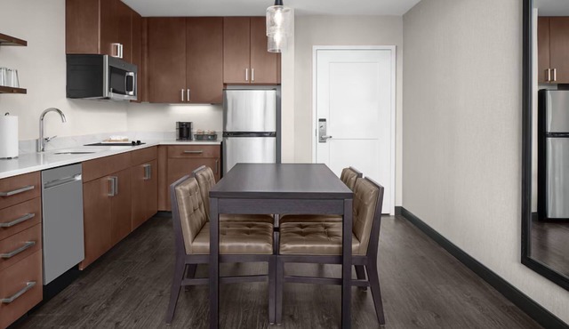 Ideal for Mayo Clinic Visitors: 3 Spacious Suites w/Kitchen and Pool Access in Jacksonville
