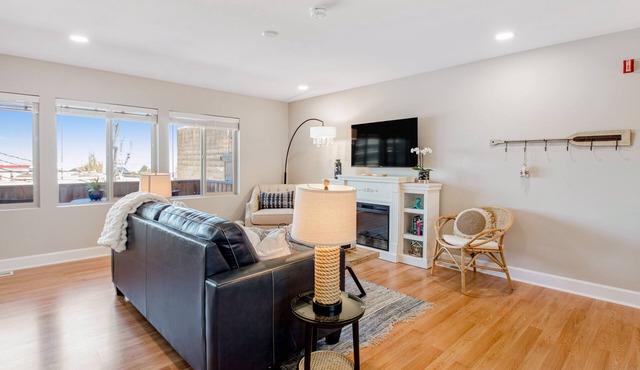 Idyllic downtown studio with water views, free WiFi, full kitchen & modern touch in Port Angeles