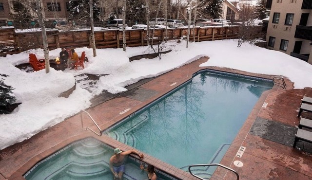 King Room Getaway Gravity Haus Steamboat, Skiing Fun, Restaurant On-Site in Steamboat Springs