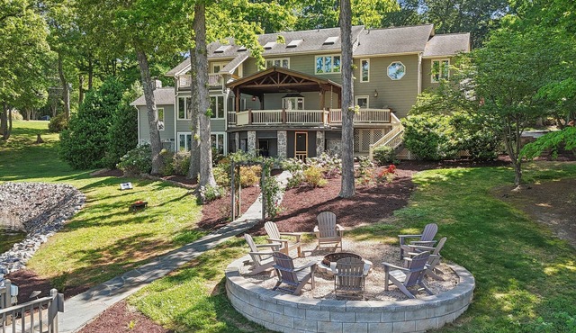 Lakeside Living - Firepit, Outdoor Fireplace, Kayaks, Arcade and much more! in Sherrills Ford