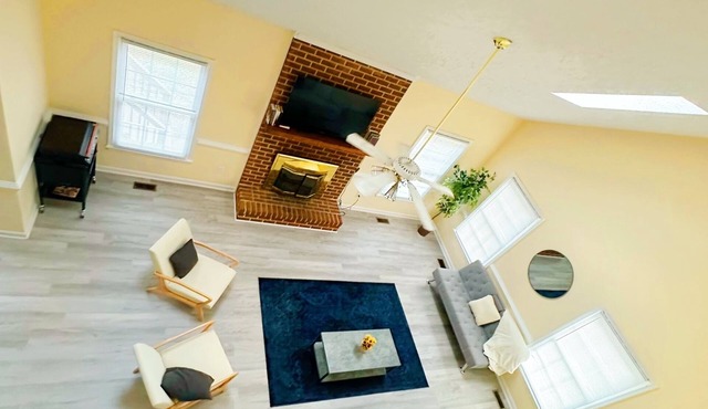 Large 4bed 2.5b home w/fenced in back yard & deck in Gloucester Point