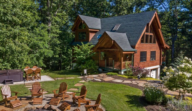 Large Cozy Cabin in Asheville Area Mountains in Leicester