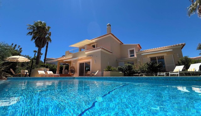 Large detached three bedroom villa with heated infinity pool and BBQ area. in Carvoeiro