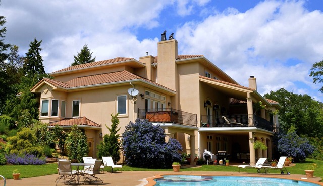 Luxury 10,000 Sq Ft Estate, Heated Pool, Vineyard, Sleeps 20! in Dayton