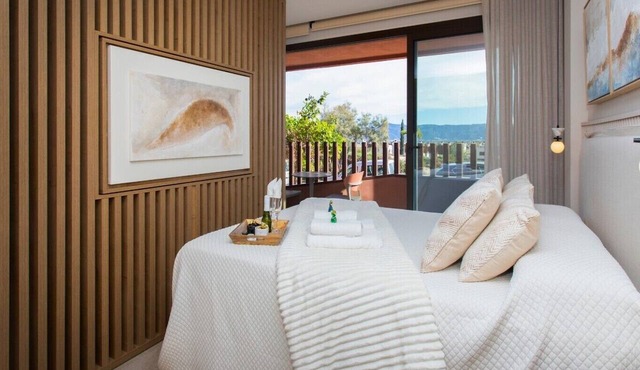 Luxury UCAM Studio | Desk & High-Speed Wi-Fi in Guadalupe