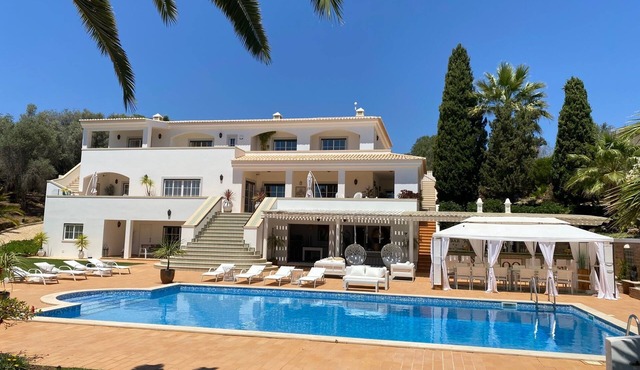 Luxury villa (sleeps 14) with pool, tennis/pickle ball, putting green & cinema.