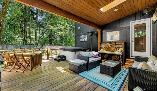 Magnificent Lake Oswego Escape, Backyard Oasis w/Hot Tub, Putting Green, Huge Deck, and Game Room in Lake Oswego