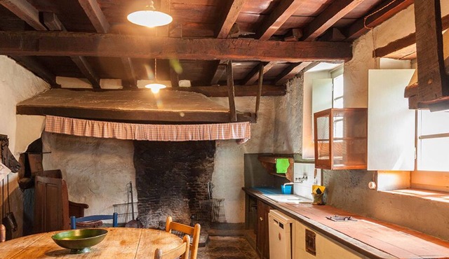 Magnificent stone farmhouse lost in the mountains with capacity for 18 people. in Sales de Llierca