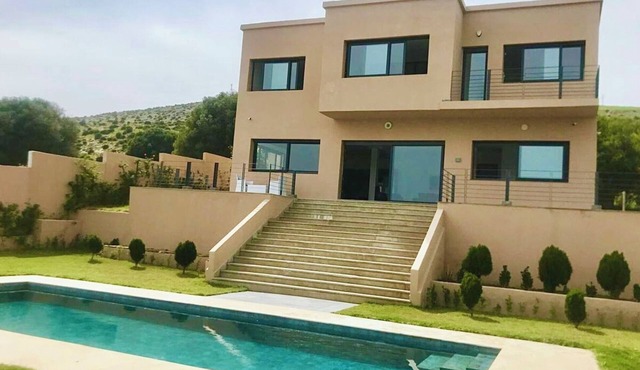 Magnificent villa with pool and sea view