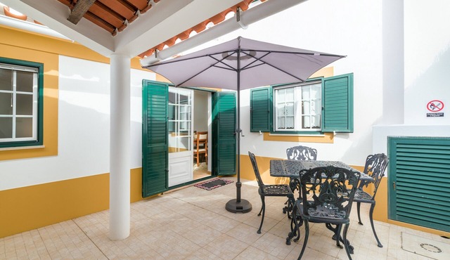 Malibu Guest House Holiday Home with Private Terrace, Wi-Fi, and Air Conditioning