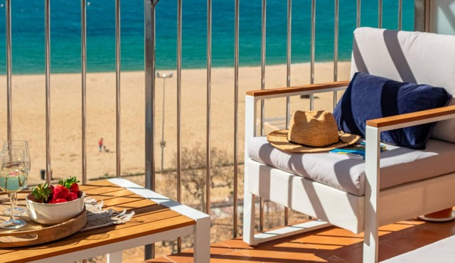 Modern Air-Conditioned Apartment Facing Beach in Palamós in Palamós
