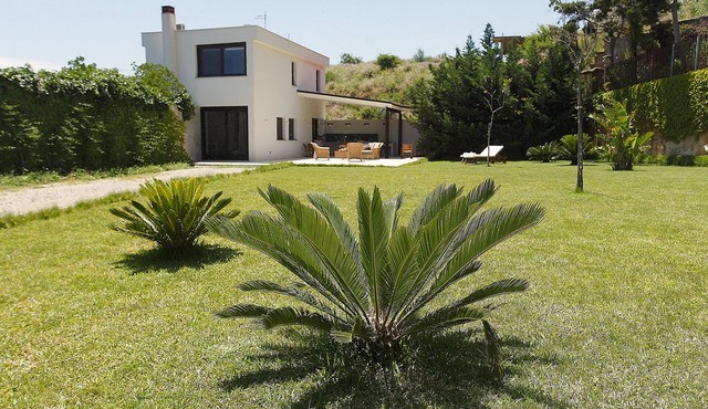 Modern cube Villa with garden in Mondello