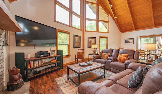Modern Mountain Escape w/Hot Tub & Games in McHenry