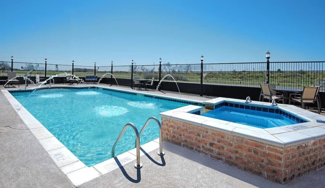 Monahans 2QueenStudio breakfast, pool, gym in Monahans