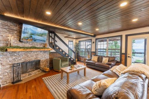 Mountain High Cabin with hot tub fire pit & indoor pool in Bryant