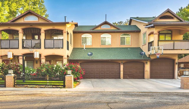 New Build Luxurious Modern Apartment With a Private Garage And a Covered Porch in Lehi