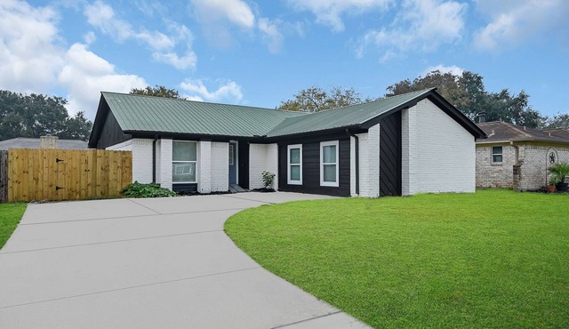 New Listing/NASA/4br 2ba 2000sq Sleeps10, Pet Friendly,Monthly discounts in League City