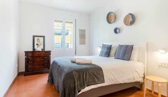 New top floor apt with a lot of light & air-con