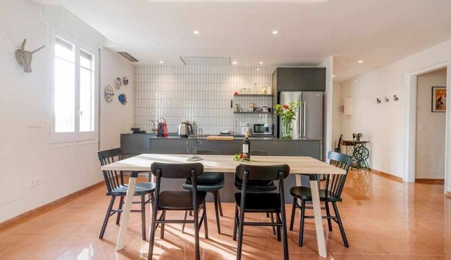 New top floor apt with a lot of light & air-con