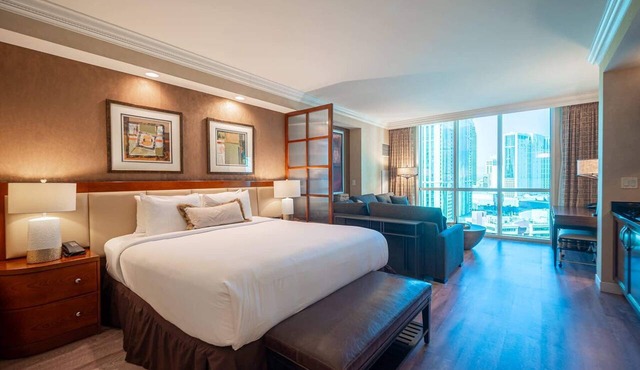 No Resort Fee Strip View Suite + Free Valet+ Pool in Las Vegas