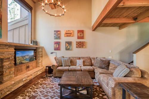 North Shore Lakeside Condo 15 by Tahoe Getaways - Walk to Beach with HOA in Tahoe City