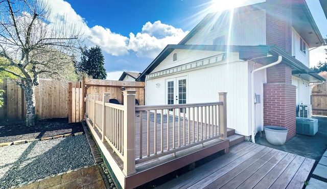 Northbank Loft: Hot tub and 1 mile from Autzen in Springfield