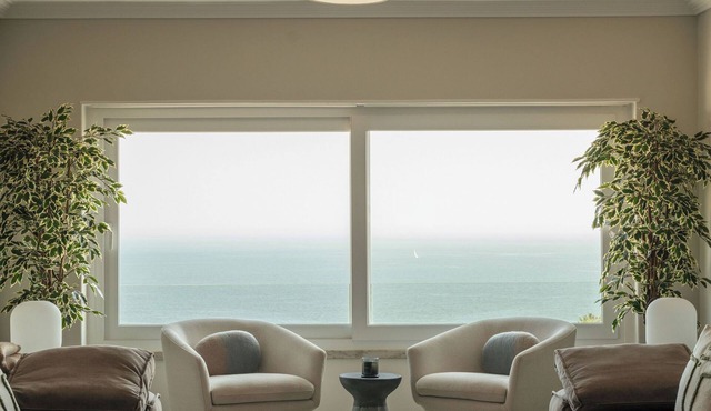 OCEAN VIEW LUXURY CONDO-Walk to Beach & Cascais with Spectacular Views of Sea