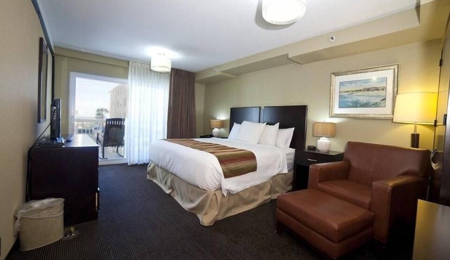 Ocean View Suite w/Full Kitchen, Free WiFi, & Huge Private Balcony in Tybee Island