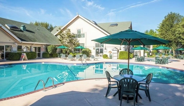 Ozark Retreat w/Fireplace & Balcony – Ideal for Scenic Getaways in Branson