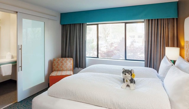 Peaceful Seattle Spot | Ideal for Couple: Bustling University Village in Seattle