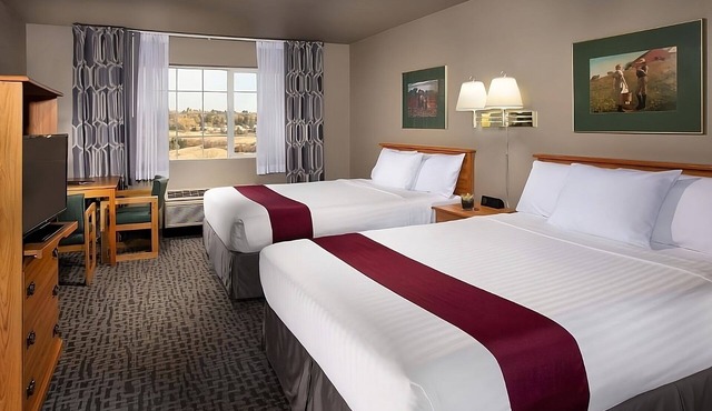 Perfect For Getaway, Near WSU! Spacious Room w/Free Parking, Pool in Pullman