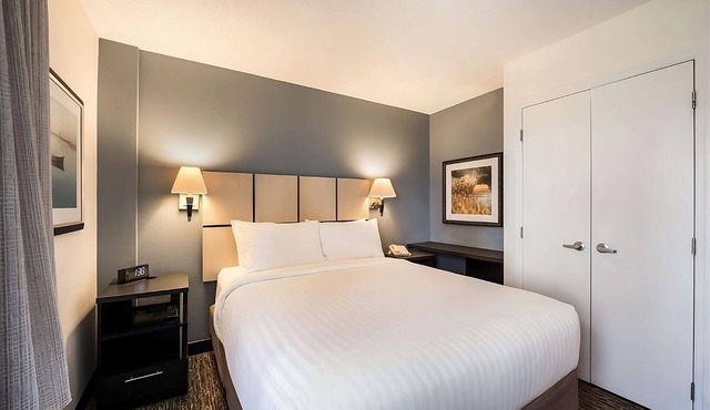 Pet Friendly Hotel AT&T Stadium! TWO Contemporary Suites with Full Kitchens in Arlington