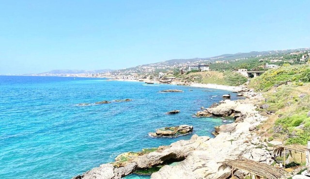 Pink Sunset: Beachfront Exotic Room in Batroun