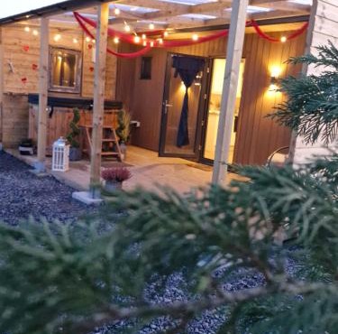 Pond Beach Hazel with hot tub in Rathdowney