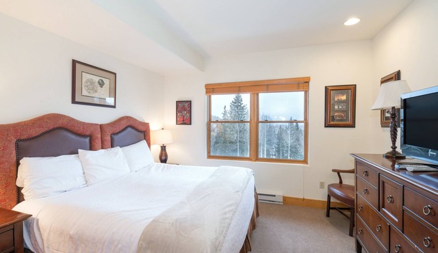 Private and Clean Lock-Off King Room With Lovely Sunset Views in Mountain Village